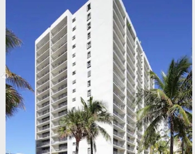 2625 Collins Ave - Photo Thumbnail 11