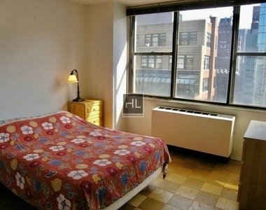 301 East 45 Street - Photo Thumbnail 7