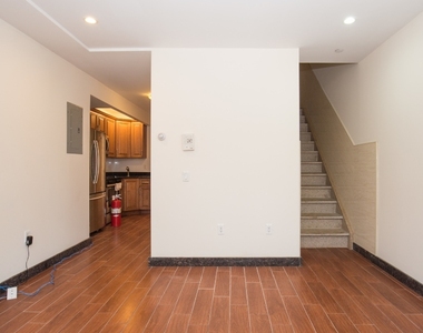 28 Troutman St - Photo Thumbnail 9