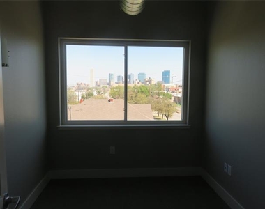 928 Travis Avenue - Photo Thumbnail 7