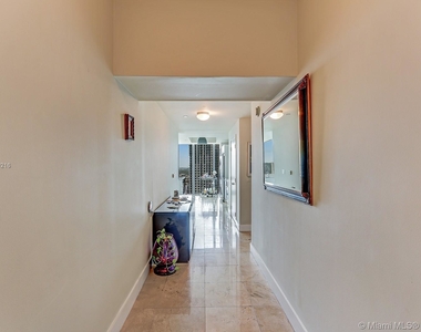 888 Biscayne Blvd - Photo Thumbnail 8