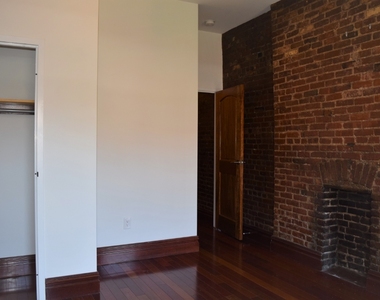 316 West 19th Street - Photo Thumbnail 8