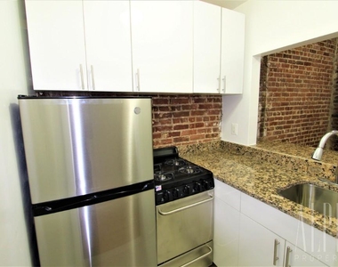 316 East 83rd Street - Photo Thumbnail 2