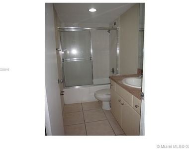 5600 Collins Ave - Photo Thumbnail 6