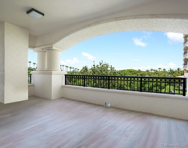 6835 Fisher Island Dr - Photo Thumbnail 11