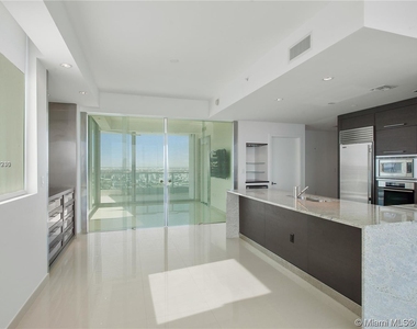 900 Biscayne Blvd - Photo Thumbnail 1