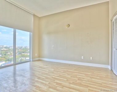 2525 Sw 3 Av - Photo Thumbnail 3