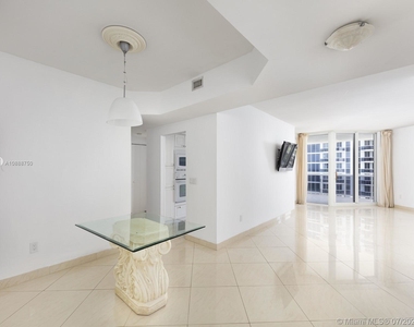 4779 Collins Ave - Photo Thumbnail 3