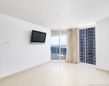 4779 Collins Ave - Photo Thumbnail 7