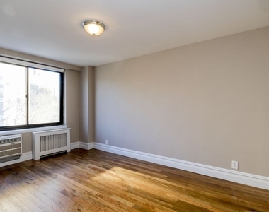 Private Balcony overlooking Central Park West! Spacious and Modern! 4 bed 1.5 bath! - Photo Thumbnail 4