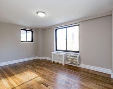 Private Balcony overlooking Central Park West! Spacious and Modern! 4 bed 1.5 bath! - Photo Thumbnail 5