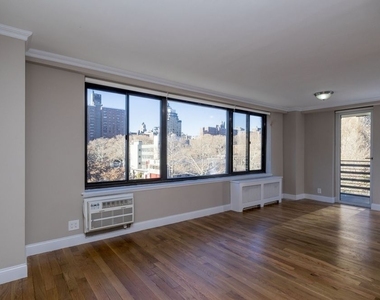 Private Balcony overlooking Central Park West! Spacious and Modern! 4 bed 1.5 bath! - Photo Thumbnail 3