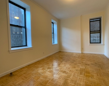 421 W 38th St - Photo Thumbnail 2