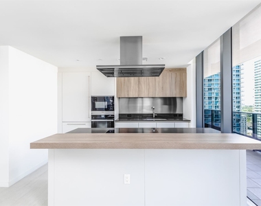 1000 Brickell Plz Unit 2211 - Photo Thumbnail 4