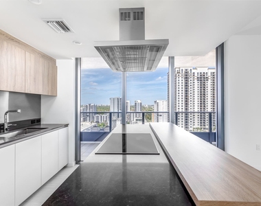 1000 Brickell Plz Unit 2211 - Photo Thumbnail 7