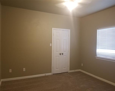 5515 Gateway Lane - Photo Thumbnail 13