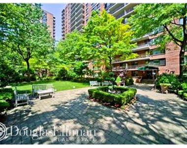 392 Central Park West - Photo Thumbnail 5