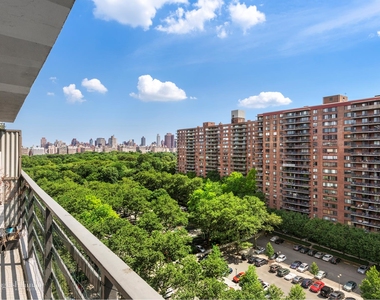 392 Central Park West - Photo Thumbnail 3