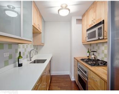 303 Greenwich St - Photo Thumbnail 4