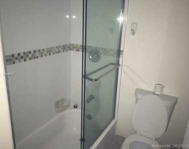 6039 Collins Ave - Photo Thumbnail 12