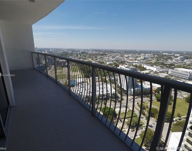 1750 N Bayshore Dr Apt 4011 - Photo Thumbnail 9