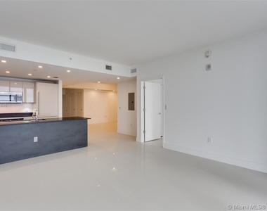 1010 Brickell Av - Photo Thumbnail 2