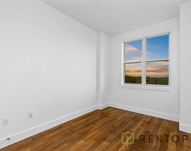 581 Ocean Pkwy - Photo Thumbnail 2