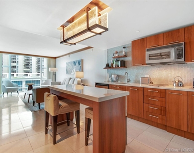 6801 Collins Ave - Photo Thumbnail 1