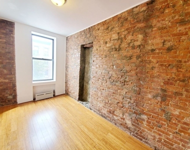 412 Douglas Street - Photo Thumbnail 2