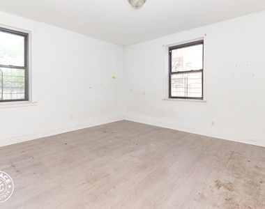 HUGE ROOM AVAILABLE NEAR PROSPECT PARK AND B/Q TRAINS - Photo Thumbnail 4