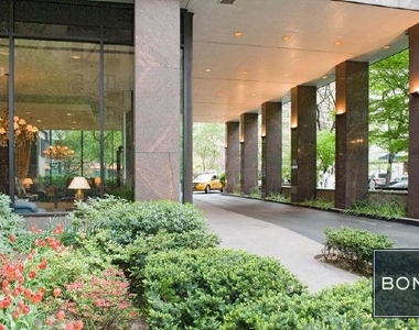 East 75th Street - Photo Thumbnail 2