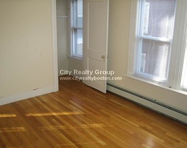 9 Oak Square Ave. - Photo Thumbnail 4