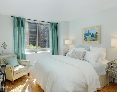 30 West 63rd St - Photo Thumbnail 4