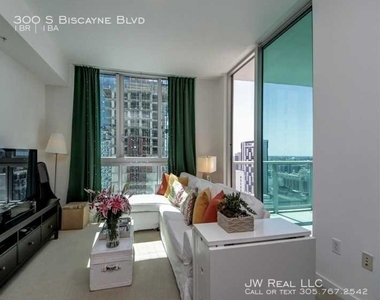 300 S Biscayne Blvd - Photo Thumbnail 1