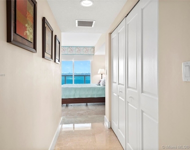 1800 N Bayshore Dr Apt 1705 - Photo Thumbnail 11