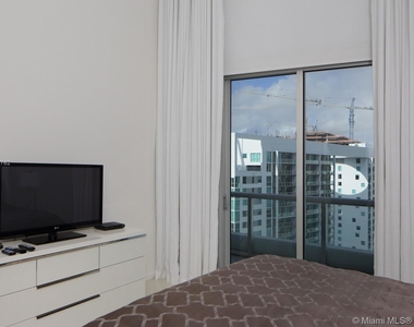 485 Brickell Ave - Photo Thumbnail 3