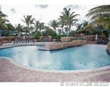 18201 Collins Ave - Photo Thumbnail 5