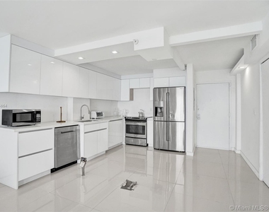 2625 Collins Ave - Photo Thumbnail 1