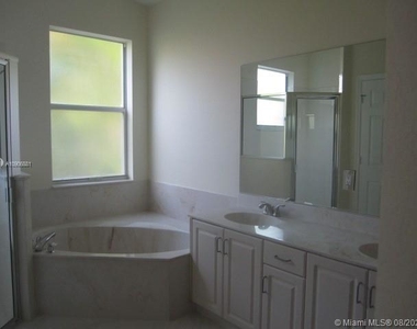 5869 Nw 120th Ave - Photo Thumbnail 11