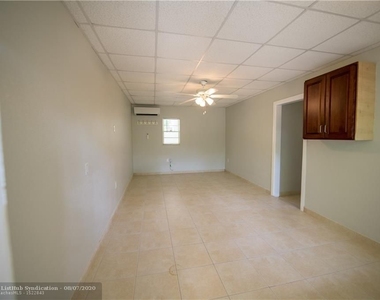 818 Bryan Place - Photo Thumbnail 2