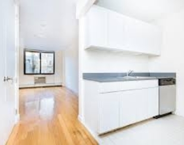 924 METROPOLITAN AVENUE - Photo Thumbnail 0