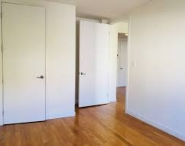 924 METROPOLITAN AVENUE - Photo Thumbnail 5