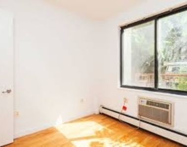 924 METROPOLITAN AVENUE - Photo Thumbnail 4