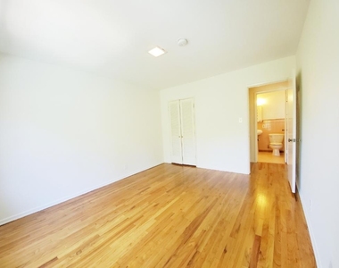 2232 N Beachwood Dr - Photo Thumbnail 5