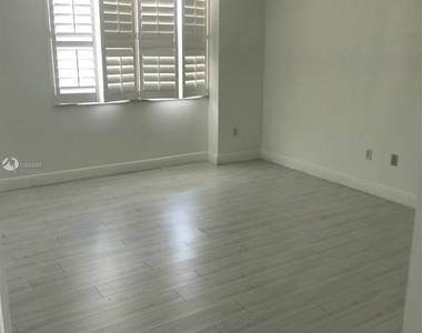 1155 Brickell Bay Dr Apt 1204 - Photo Thumbnail 4