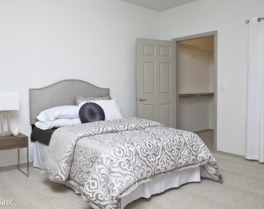 5470 Glenridge Dr Ne Apt 20267-1 - Photo Thumbnail 12