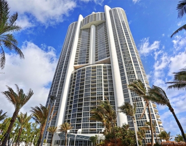 18101 Collins Ave - Photo Thumbnail 5