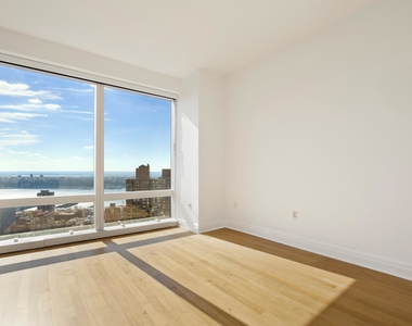 25 Columbus Cir - Photo Thumbnail 0