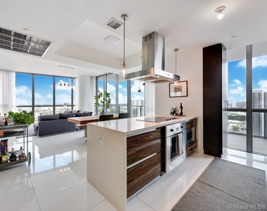 1100 Biscayne Blvd - Photo Thumbnail 5