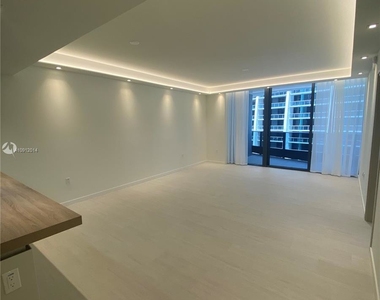 1000 Brickell Plaza - Photo Thumbnail 2